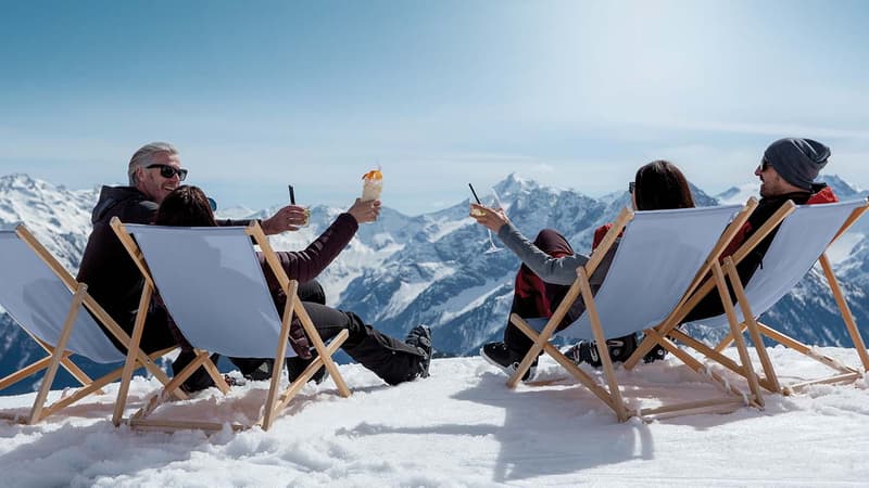 Pause im Schnee mit Bergblick